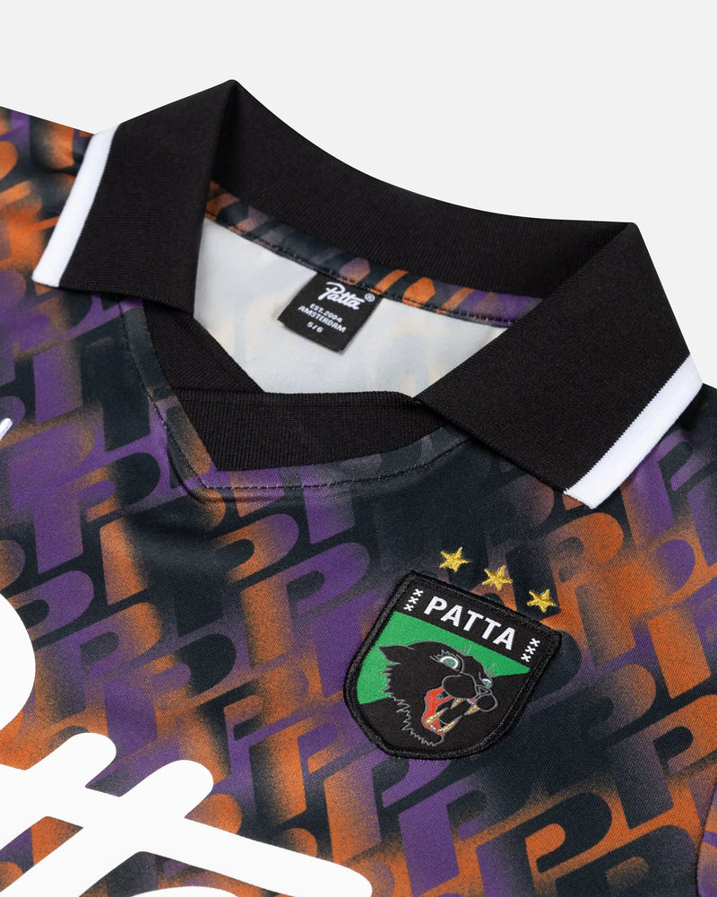 Close-up of the collar and woven crest badge on the Patta Kids All Over P Football Jersey in Pansy.